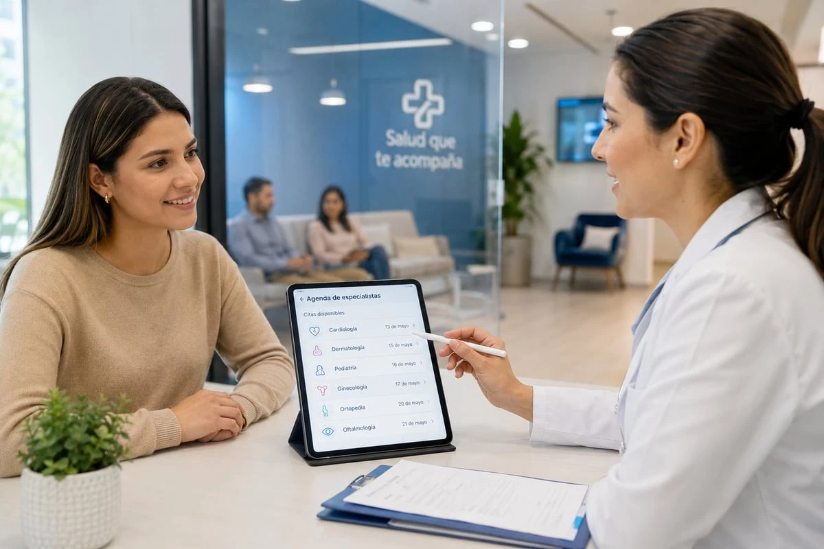 Especialista de salud muestra una tableta digital con un formulario médico a una paciente, ejemplo de acceso rápido a especialistas médicos